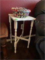 SMALL WHITE ACCENT TABLE / TELEPHONE OR LAMP STAND
