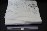 PRETTY EMBROIDERED TABLECLOTH 140X120"