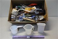 HANDY LOT OF KITCHEN UTENSILS