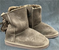 (1) Pair of SOS Winter Boots Size 6