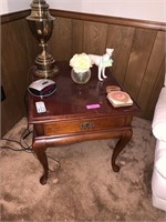QUEEN ANNE END TABLE W DRAWER