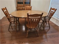 NICE MAPLE DINING TABLE W/ 4 CHAIRS