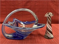 Venetian glass center bowl 7”x10”diameter and bud