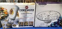11 - COOKIE MASTER & CAKE PLATE (Q74)