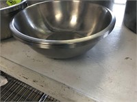 4 Mixing Bowls 11" & Strainer