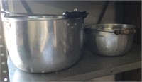 2 aluminum pots with wooden handles