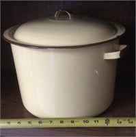 Enamelware pot with lid