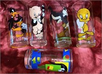 4- 1973 Looney Tunes Glasses & 1 1995 glass