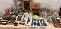 105 - MIXED LOT OF TRAIN TRACKS & ACCESSORIES (M74