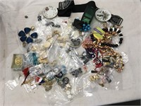 Large Lot Jewelry Buttons Gold / Silver .???
