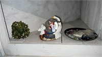 Lot with Christmas snow globe and other