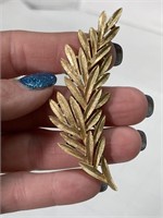 Beautiful Gold Colored Metal Vintqge Pin