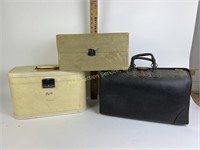 Vintage white travel case (slightly worn and