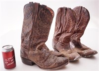 2 anciennes paires de bottes de cowboy en cuir