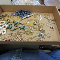 Jewelry lot. Assorted pieces.