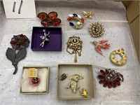 VINTAGE COSTUME JEWELRY ITEMS