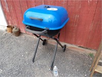 NICE CHARCOAL GRILL-LOOKS PRETTY NEW