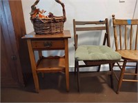 2 antique tables, 2 wooden chairs