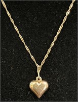 PRETTY 10K GOLD HEART SHAPED PENDENT & CHAIN