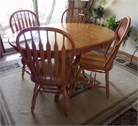 NICE OAK DINING TABLE W/2 LEAVES & 4 DINING CHAIRS