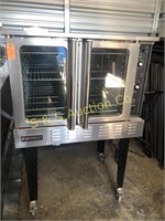 Patriot gas convection oven on legs