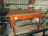 COUNTRY DINING ROOM TABLE