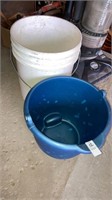 2 buckets - 1 missing handle