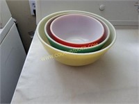 Pyrex stacking mixing bowls