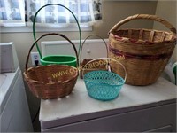 Group old baskets-2 plastic and 4 straw