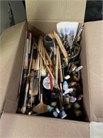 Box a lot of paint brushes and other brushes
