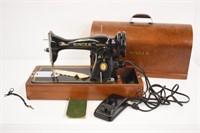 SINGER SEWING MACHINE IN WOOD CASE WITH KEY