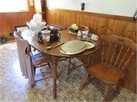 OVAL KITCHEN TABLE WITH 4 CHAIRS AND 2 LEAFS.