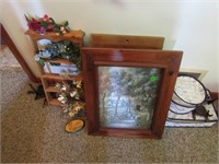 FRAMED PICTURES, DISPLAY SHELF, ARTIFICIAL FLOWERS