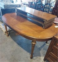 Large oval dinning table with 2 leaves