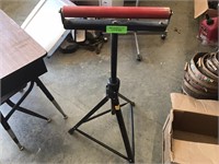 Adjustable roller stand for lumber