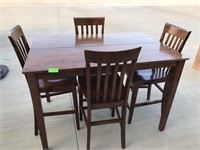 Nice high top dining table w/4 chairs - 4.5'x3'x3'