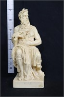 Figural Mose statue, off white