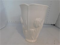 Vase de porcelaine blanche avec tulipes 8.5 pouces