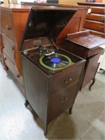 ANTIQUE VICTOR VICTROLA RECORD PLAYER W/ RECORDS