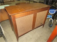VINTAGE LIFT TOP STEREO / RECORD PLAYER
