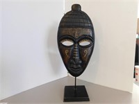 Masque de bois style africain sur pied 21 pouces