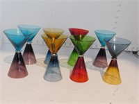 Lot de 8 verres à liqueur de verre coloré