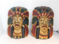 Lot de 2 masques/bustes de bois peints, vernis