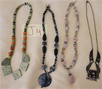 Q - LOT OF 4 STATEMENT NECKLACES (J4)