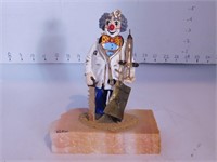 Statuette de clown-médecin sur base de marbre