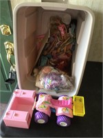 Tote of Barbie dolls/ clothes/accessories