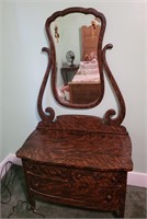 Mirrored 3 drawer dresser. Wood veneer.