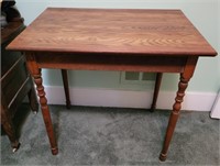 Spindle leg table. Oak. 32×24×30