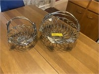2 metal baskets