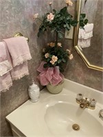 17 Decorative bathroom items